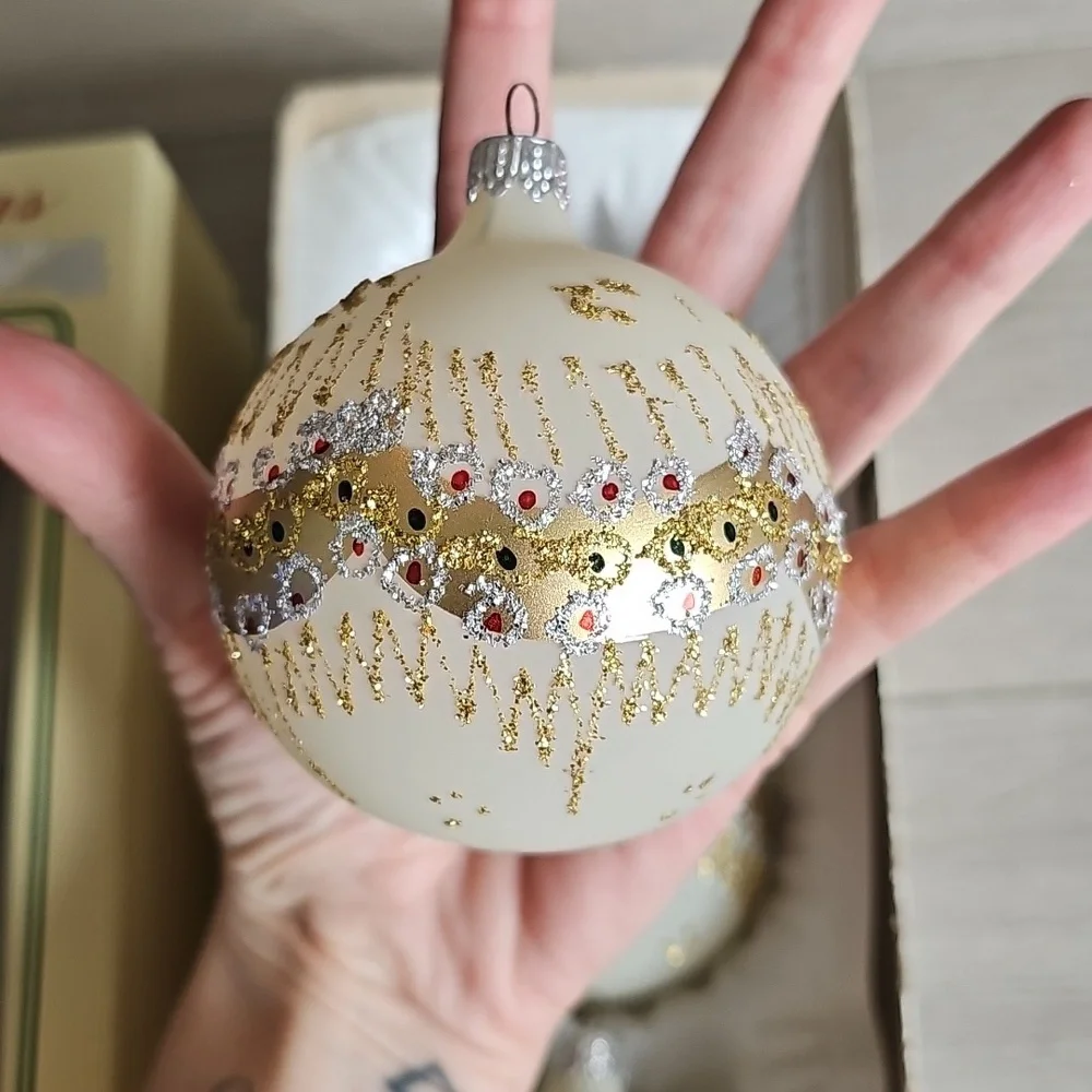 Vintage Christmas Classics Set Of 3 Glass Lrg Round White Ornaments - Picture 11 of 16